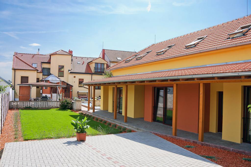 Pension Cizek Микулов Экстерьер фото