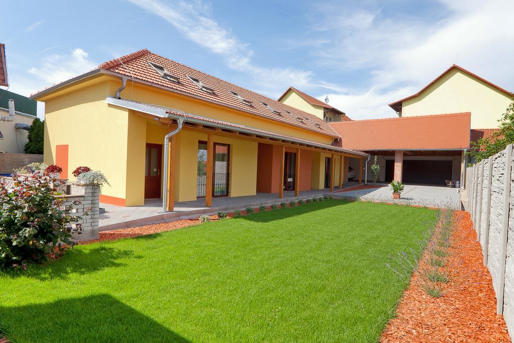 Pension Cizek Микулов Экстерьер фото