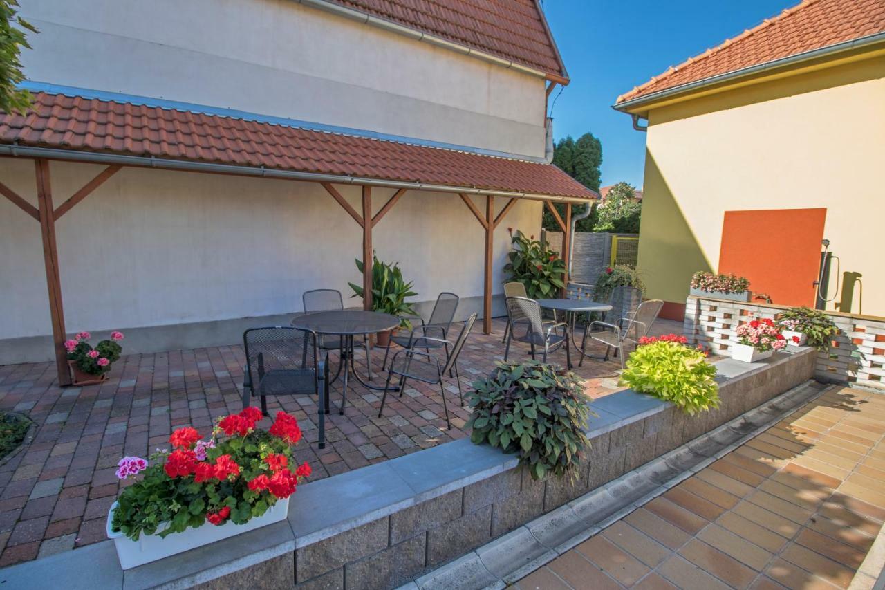 Pension Cizek Микулов Экстерьер фото